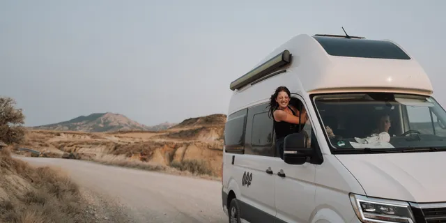 Frau lachend im Camper