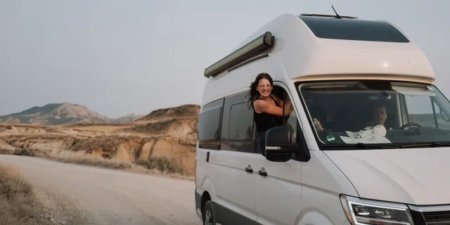 Frau im Camper lachend