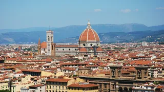 Tuscany belongs to Italy's most beautiful places: Here you can see the houses in Florence and the Cathedral from above.