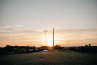 Camper fährt durch den Sonnenuntergang
