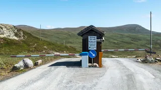 Eine Mautstation auf einer Privatstraße in Norwegen.