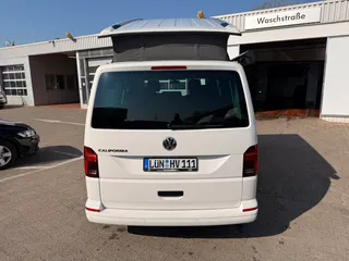 Heckansicht eines weißen Campers