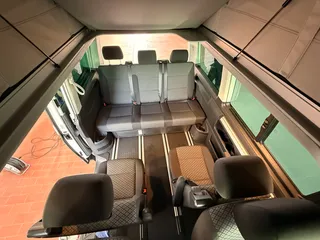 Innenansicht des Sitzbereichs in einem Campervan von oben