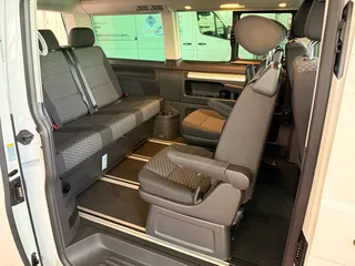 Innenansicht des Sitzbereichs in einem Campervan