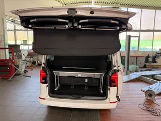 Blick in die Heckgarage eines weißen Campervans
