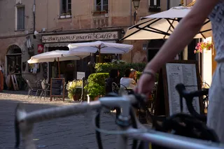 Secret Tip Camping Italy: A bicycle in front of shops and restaurants in the old town of Iseo at the Camping am Iseosee.
