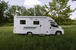 Geräumiges Wohnmobil geparkt auf einer grünen Wiese