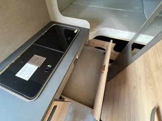 Blick auf die Küchenzeile im Camper mit geöffneten Schubladen.